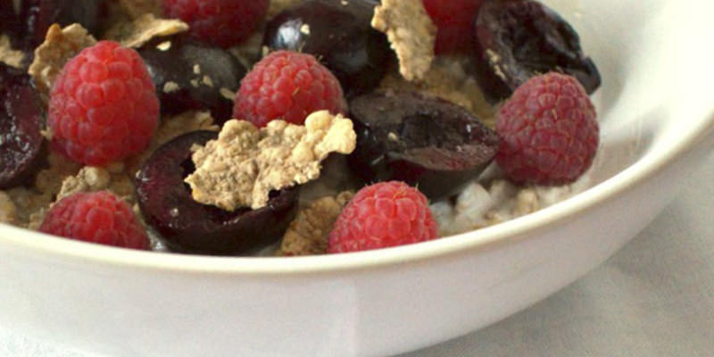 Cerezas con cereales y yogurt