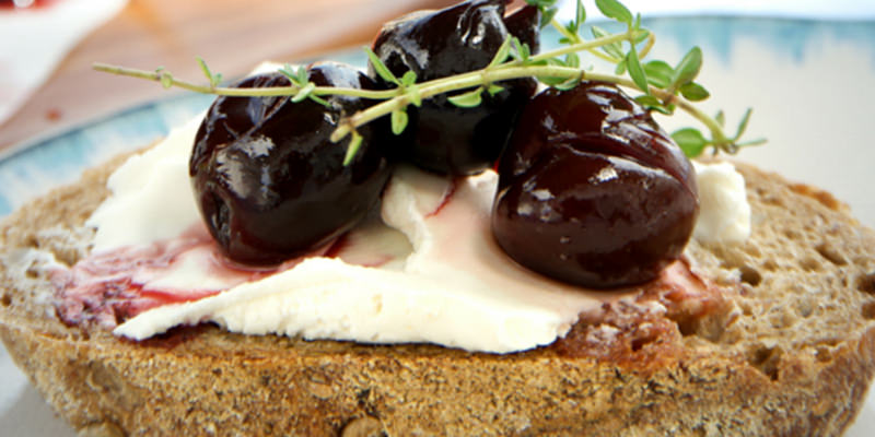 Tostadas de queso fresco con cerezas